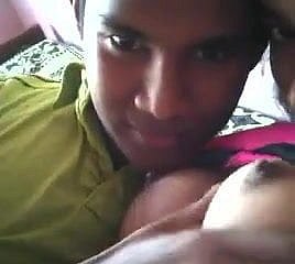 . Sri Lankalı genç çift öpüşme memeyi