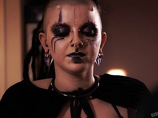 Hot goth girl Luna Lavey spreads her trotters be advisable for a marvellous off guard