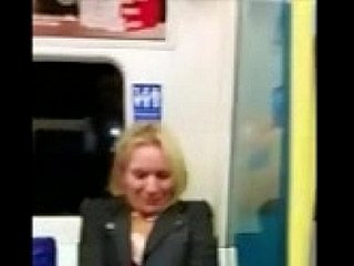 Kobieta dostaje Uncommon Choć na lokalnym metra!