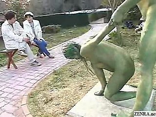 Hijau patung taman Jepang bercinta di depan umum