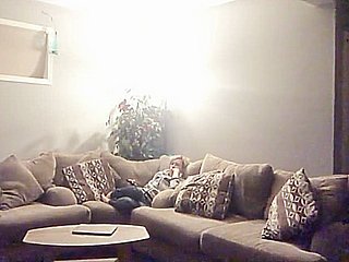 Mi hermana se matubra en nuestra sala de estar.