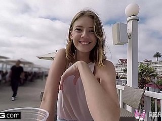 Echte tieners - Teen POV Pussy spelen in het openbaar