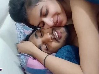 Gadis India yang lucu bergairah seks dengan mantan pacar menjilat vagina dan ciuman