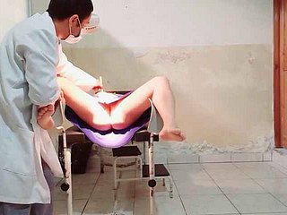 Doktor wykonuje badanie ginekologiczne na kobiecej pacjenta, że ​​wkłada palcem w jej pochwę i court jester podekscytowany