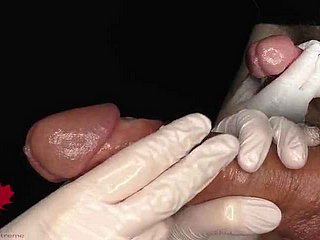 Medisch onderzoek fore-part de urethra en extractie fore-part een sperma -monsteraanzicht
