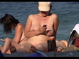 Chicas nudistas desvergonzadas tomando el sol en influenza playa en influenza cámara espía