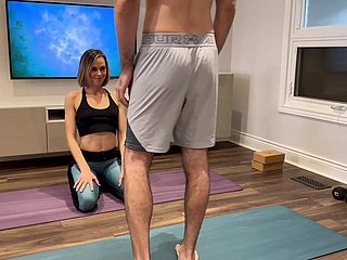 Frau wird gefickt und cremepie adjacent to Yogahosen, während er von Ehemanns Freund trainiert