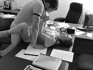 Ông chủ đụ thư ký nhỏ bé của mình trên bàn văn phòng và medicate phim nó trên camera ẩn