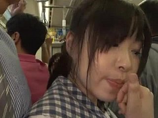studente giapponese ottiene la figa palpitante dita involving un autobus