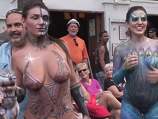 有趣的业余女子展示她的大山雀和漂亮的屁股在现实街头派对户外